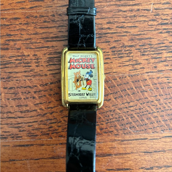 Vintage gold-tone Mickey Mouse steamboat Willie Lorus V515 5A70 RO